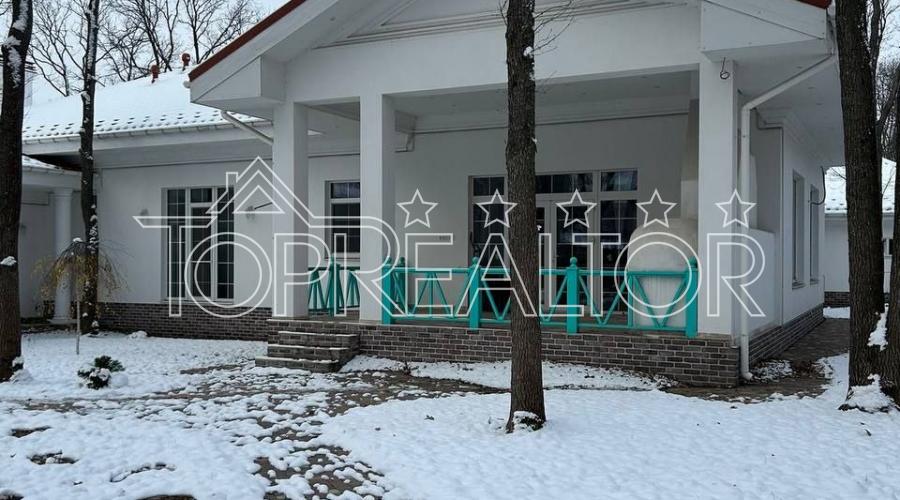 Продам добротний будинок з басейном в котеджному селищі 