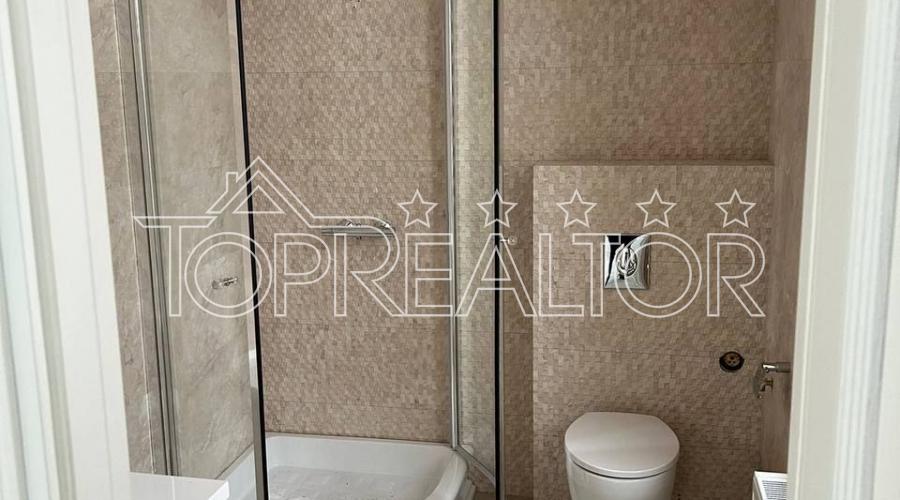 Продам добротний будинок з басейном в котеджному селищі 