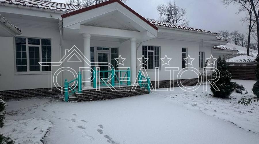 Продам добротний будинок з басейном в котеджному селищі 