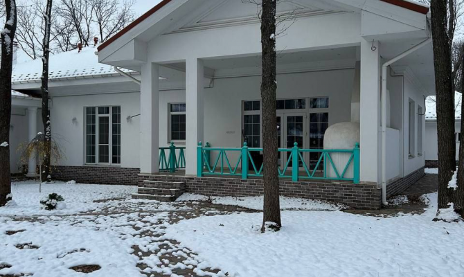 Продам добротний будинок з басейном в котеджному селищі 