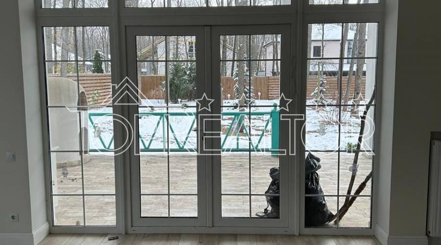 Продам добротний будинок з басейном в котеджному селищі 