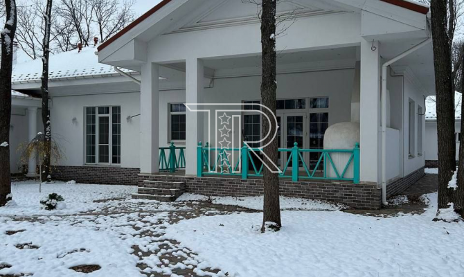 Продам добротний будинок з басейном в котеджному селищі 