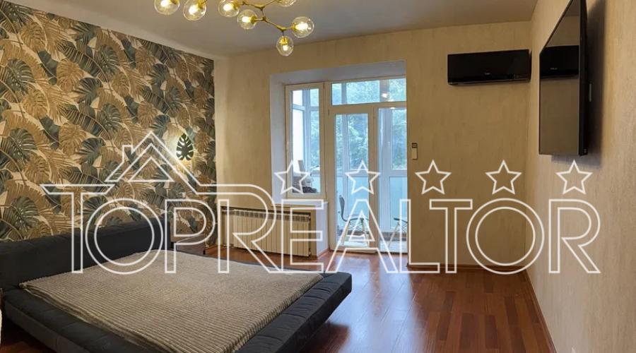 Продаж 2-к квартири в сталінці біля метро Наукова | Toprealtor